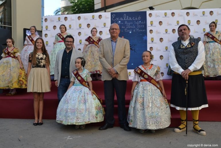 Recepción de la presentación de Neus Suárez - corte de honor