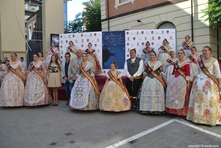 Recepción de la presentación de Neus Suárez - Amparo Petrie y su corte de honor