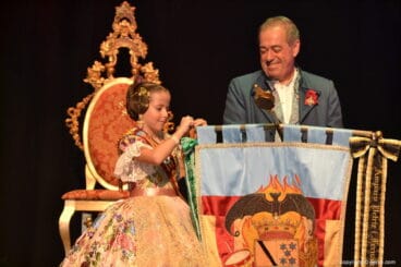 Presentación fallera mayor infantil Dénia 2019 – Imposición del corbatín al estandarte