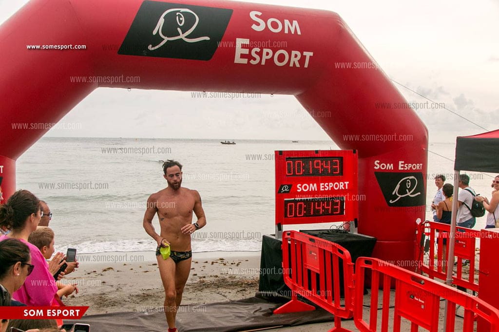 Excelente actuación del Club Dénia Triatló en la 'Travesía La Mar de Dénia' 1 alberto lopez saliendo del agua