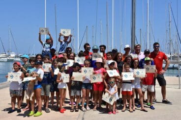 Alumnos de la escuela de deportes Náuticos con sus dpiplomas
