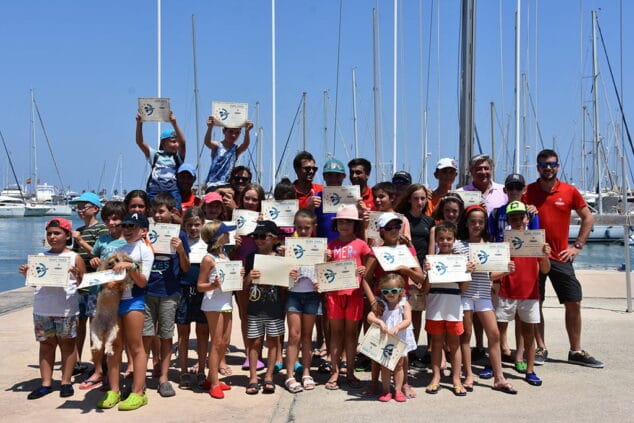 alumnos de la escuela de deportes nauticos con sus dpiplomas