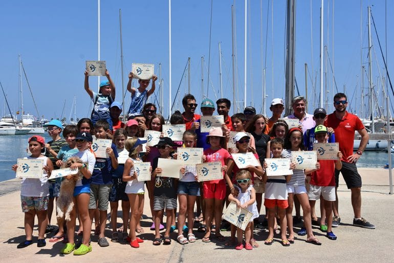 Alumnos de la escuela de deportes Náuticos con sus dpiplomas