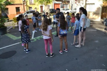 Alumnos del colegio Cervantes en la plaza del Oeste