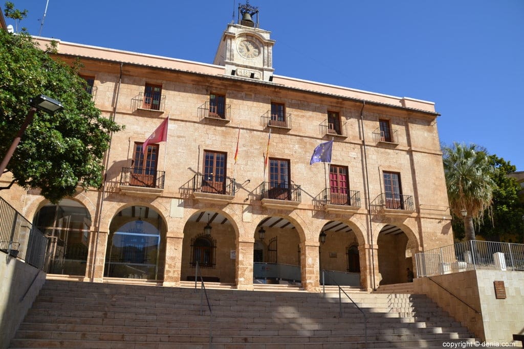 ayuntamiento de denia desde la plaza