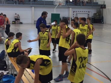 bernardo sanz con un grupo de jugadores infantiles del denia basquet club