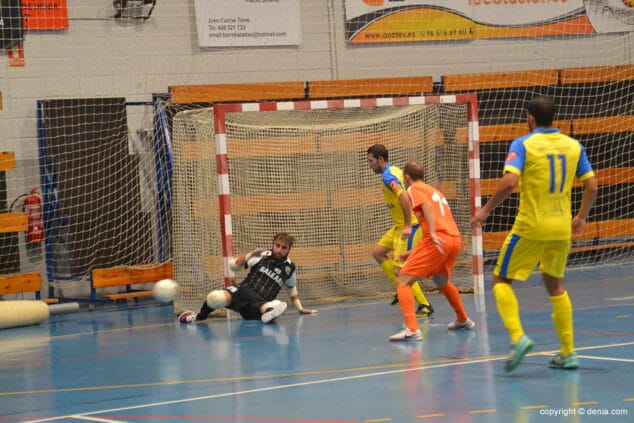 El Jimbee Cartagena FS dio un gran espectáculo ante el CFS Mar Dénia (1-9) 4 cesar rechazando el balon