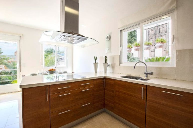 Cocina abierta de la casa Quality Rent a Villa