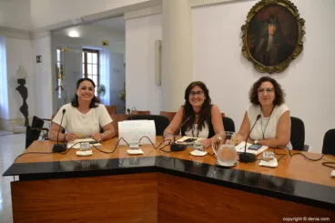 concejalas del pp de denia con el letrero de sabela minana