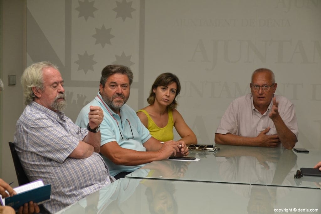 Las obras de la Casa de la Marquesa Valero de Palma comenzarán el 11 de septiembre 2 concejales y alcalde en la reunion con los comerciantes del centro