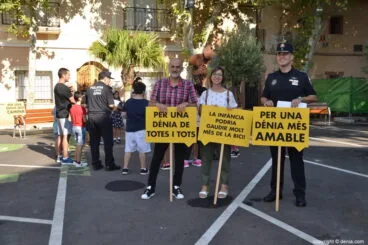 Concejales y el jefe de la policía local presentan la peatonalización provisional de la plaza del Oeste
