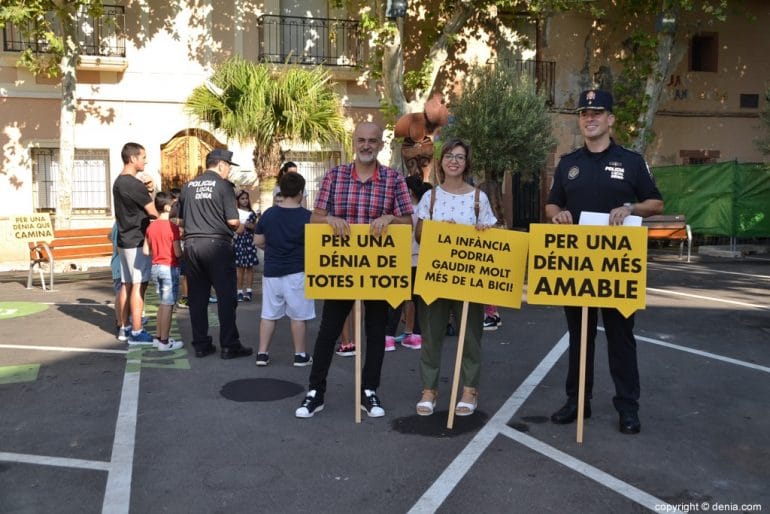Concejales y el jefe de la policía local presentan la peatonalización provisional de la plaza del Oeste