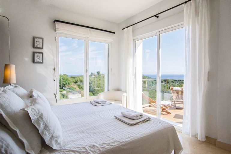 Dormitorio con balcón Quality Rent a Villa
