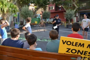 El agente Manuel Moreno con alumnos en la plaza del Oeste