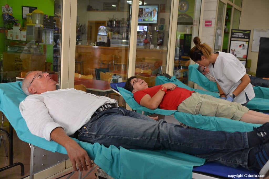 El alcalde de Dénia donando sangre