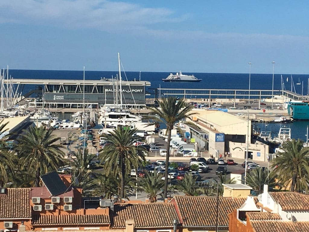 el seadream fondado en el puerto de denia