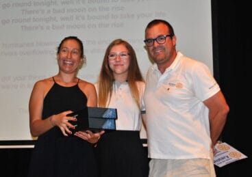 entrega de unas tablets al centro de menores de les rotes