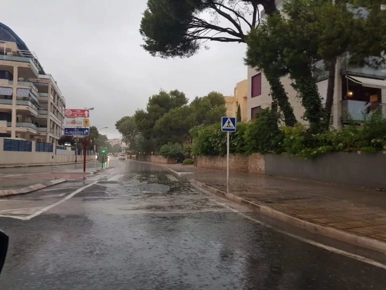 Carretera de Les Rotes durante la lluvia