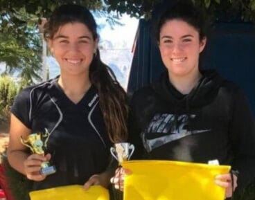 ines junto a neus con sus trofeos conquistados en gandia