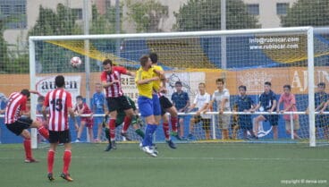 intento de remate de los delanteros dianenses