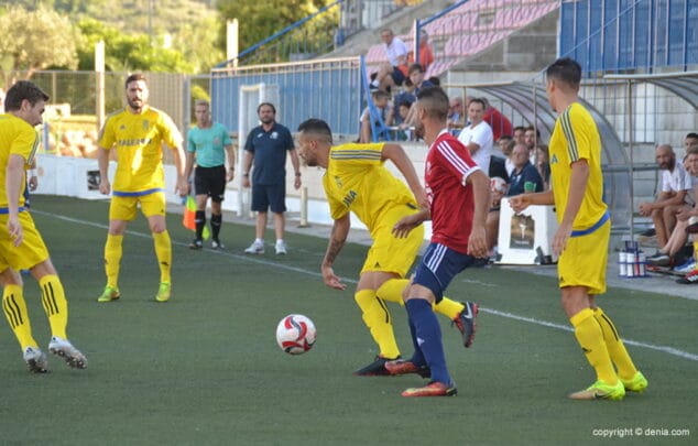 javi saliendo con el balon