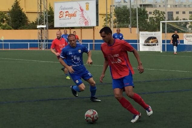 jugador de la liga de futbol veterano jugando el balon