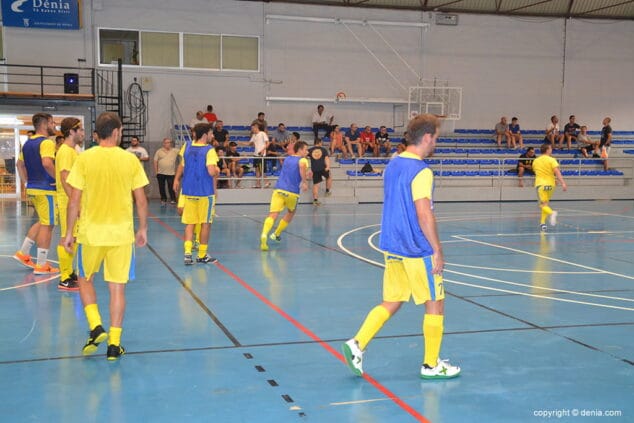 jugadores del cfs mar denia calentando