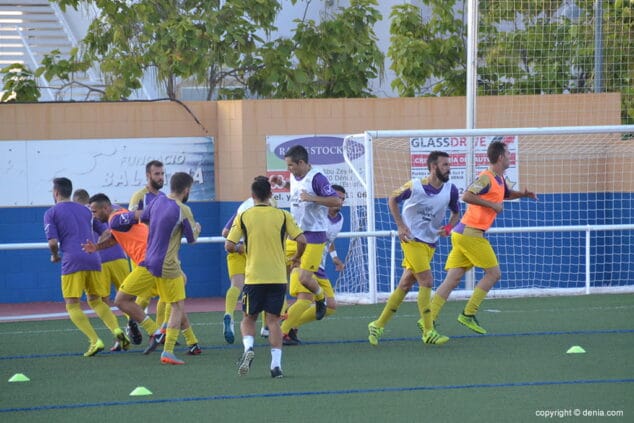 jugadores dianenses calentando