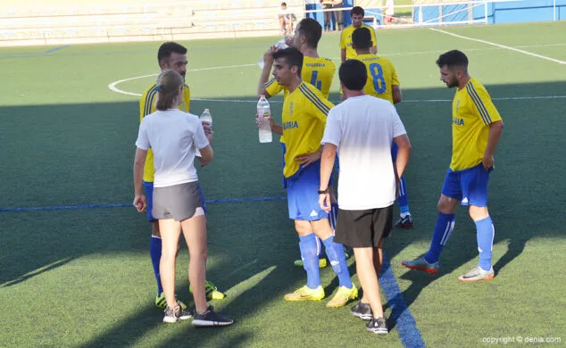 jugadores dianenses tomando agua durante un partido