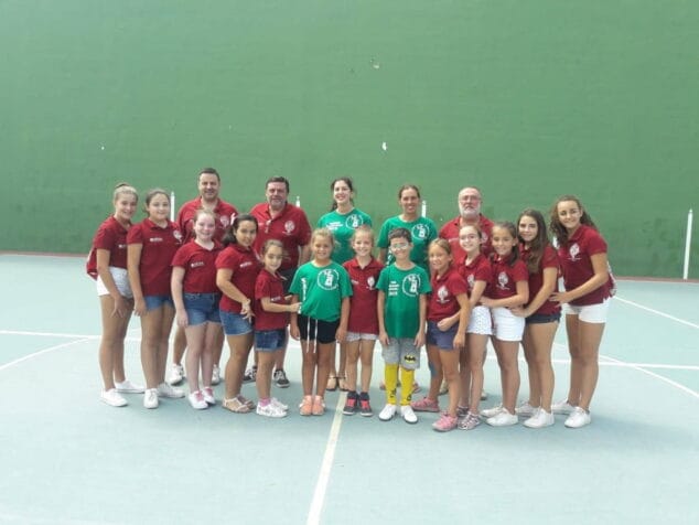La <em>xicalla</em> de Port Rotes gana las 12 horas de fútbol fallero organizadas por la falla Saladar 5 la fallera mayor infantil de denia y su corte de honor en las 12 horas