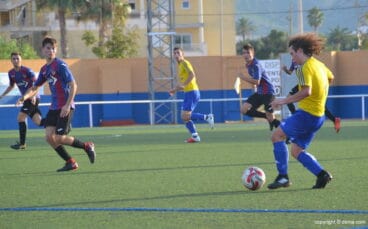 lateral del juvenil b dianense jugando el esferico