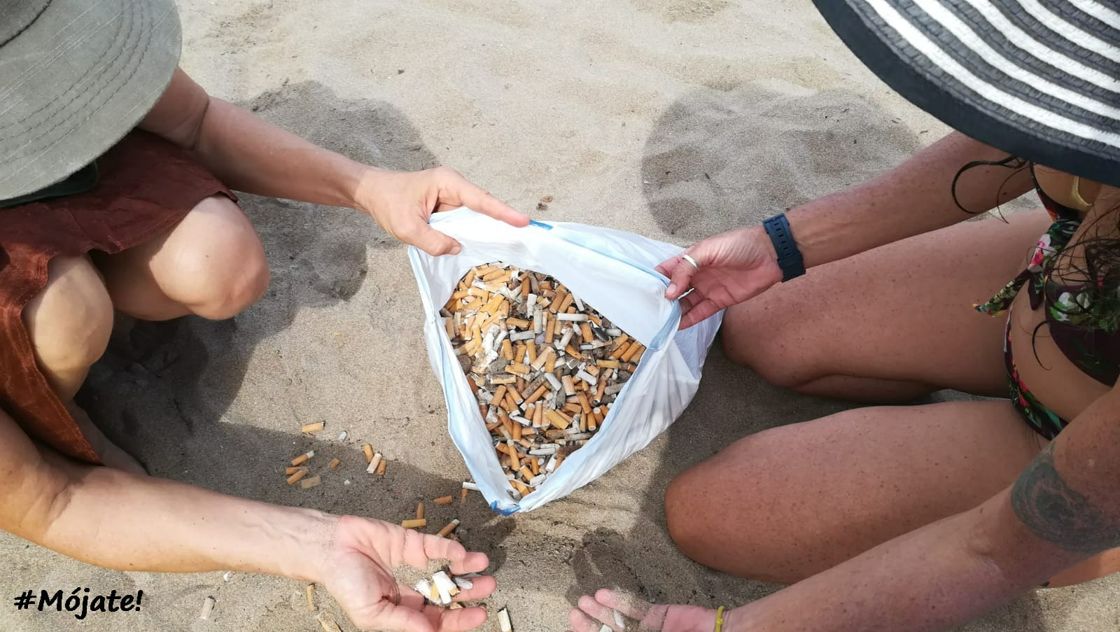 Limpieza de la playa de Dénia por personas voluntarias