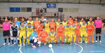 los dos equipos y el duo arbitral