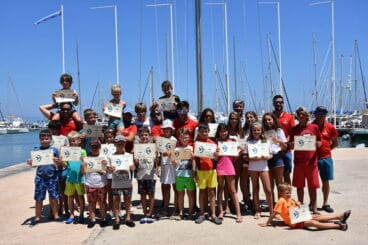 Los peques de la escuela mostrando sus diplomas