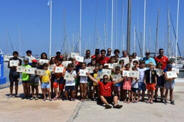 Monitores y alumnos de la Escuela de Deportes Náuticos
