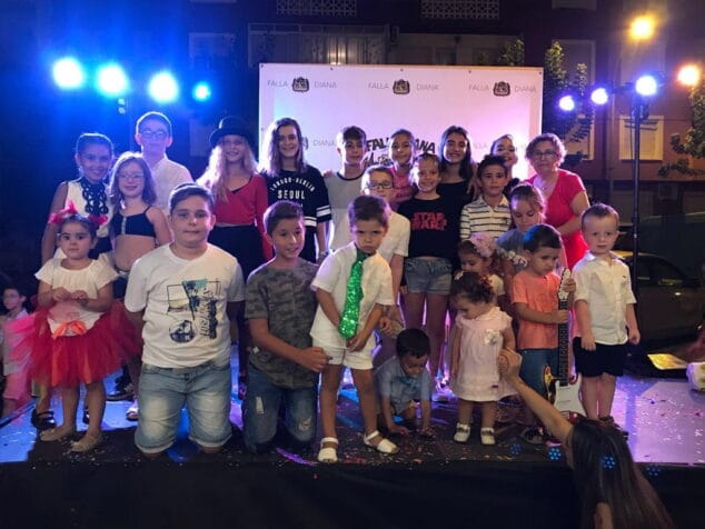 participantes en la fiesta fin de verano de la falla diana
