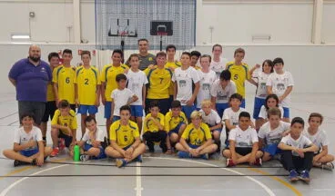 pedro garcia con uno de los equipos de balonmano del cd garbi