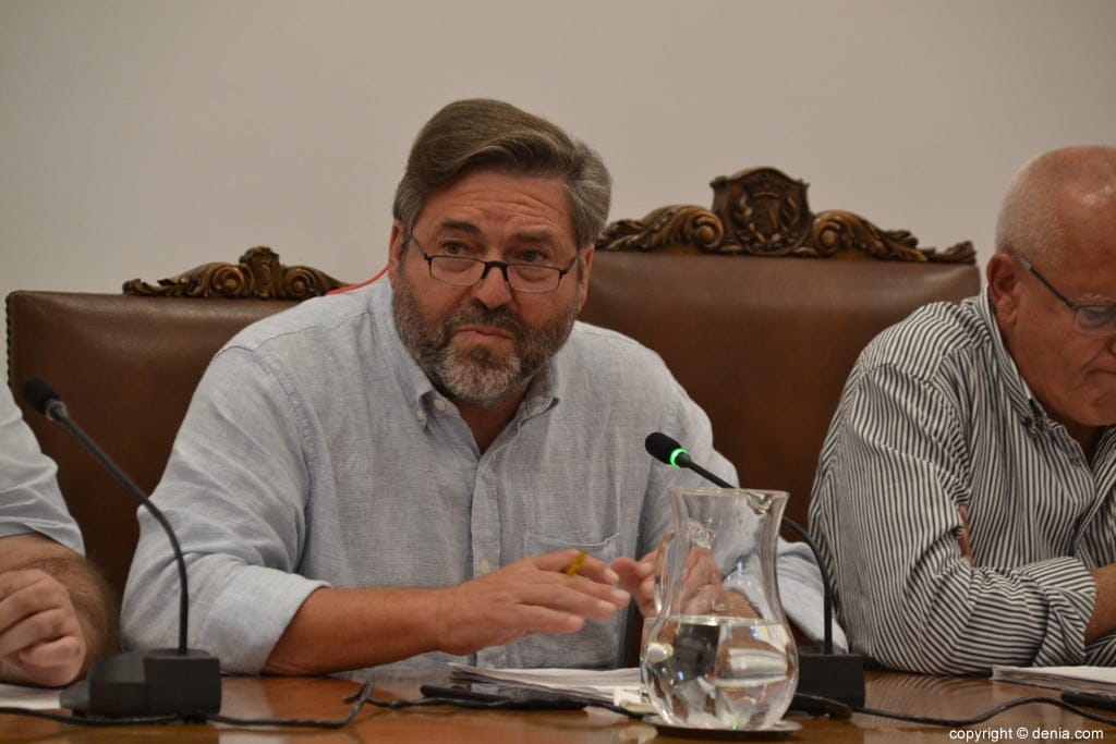 rafa carrio durante un pleno en denia