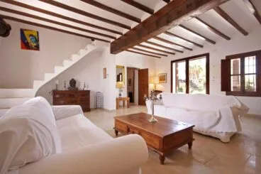 Sala de estar con acceso escalera Aguila Rent a Villa