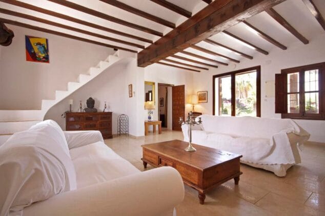 sala de estar con acceso escalera aguila rent a villa