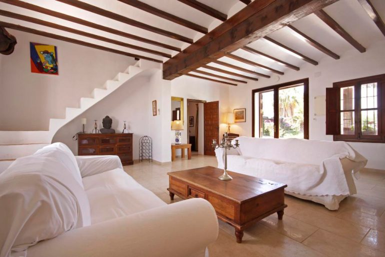 Sala de estar con acceso escalera Aguila Rent a Villa