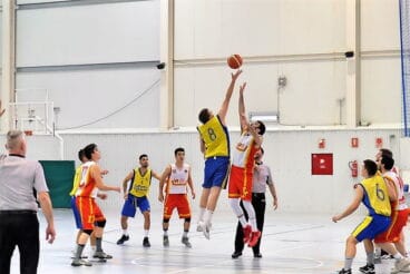 salto inicial de un partido de los seniors del denia basquet