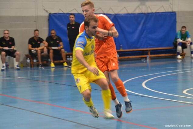 El Jimbee Cartagena FS dio un gran espectáculo ante el CFS Mar Dénia (1-9) 7 tent pugnando un balon con bateria