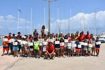 todos los alumnos junto a monitores
