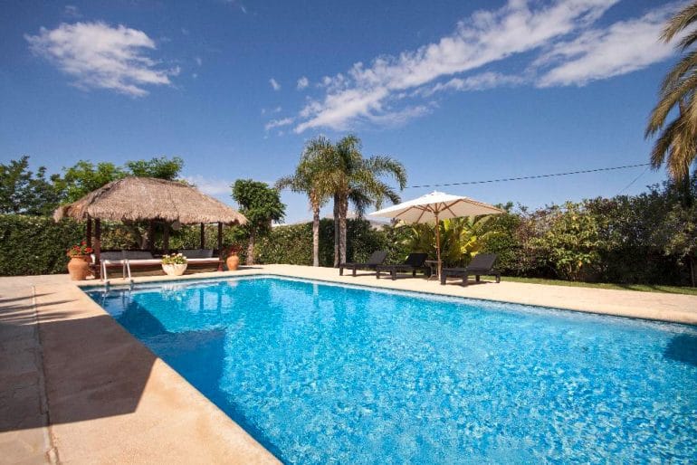 Tumbona y zona chill out Aguila Rent a Villa