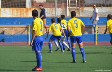 un jugado che rodeado de jugadores del cd denia