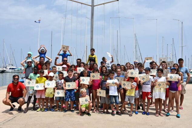 uno de los grupos de la escuela de verano de deportes nauticos