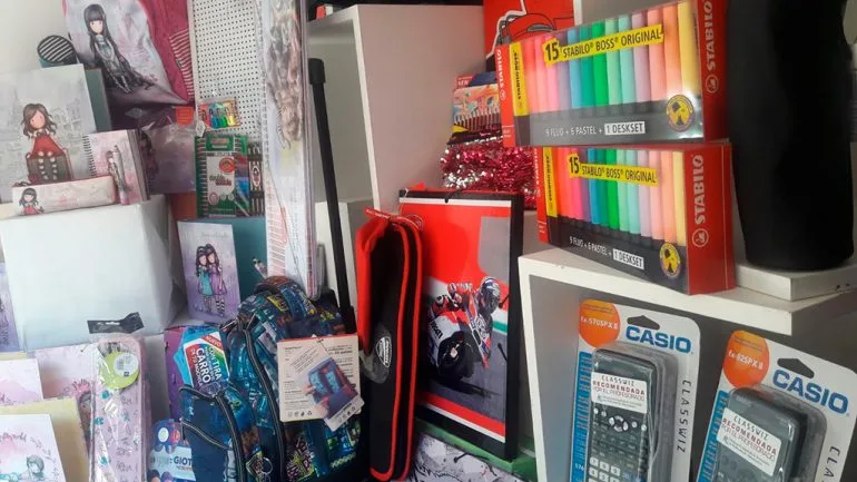 Variedad de material escolar Papelería Delta