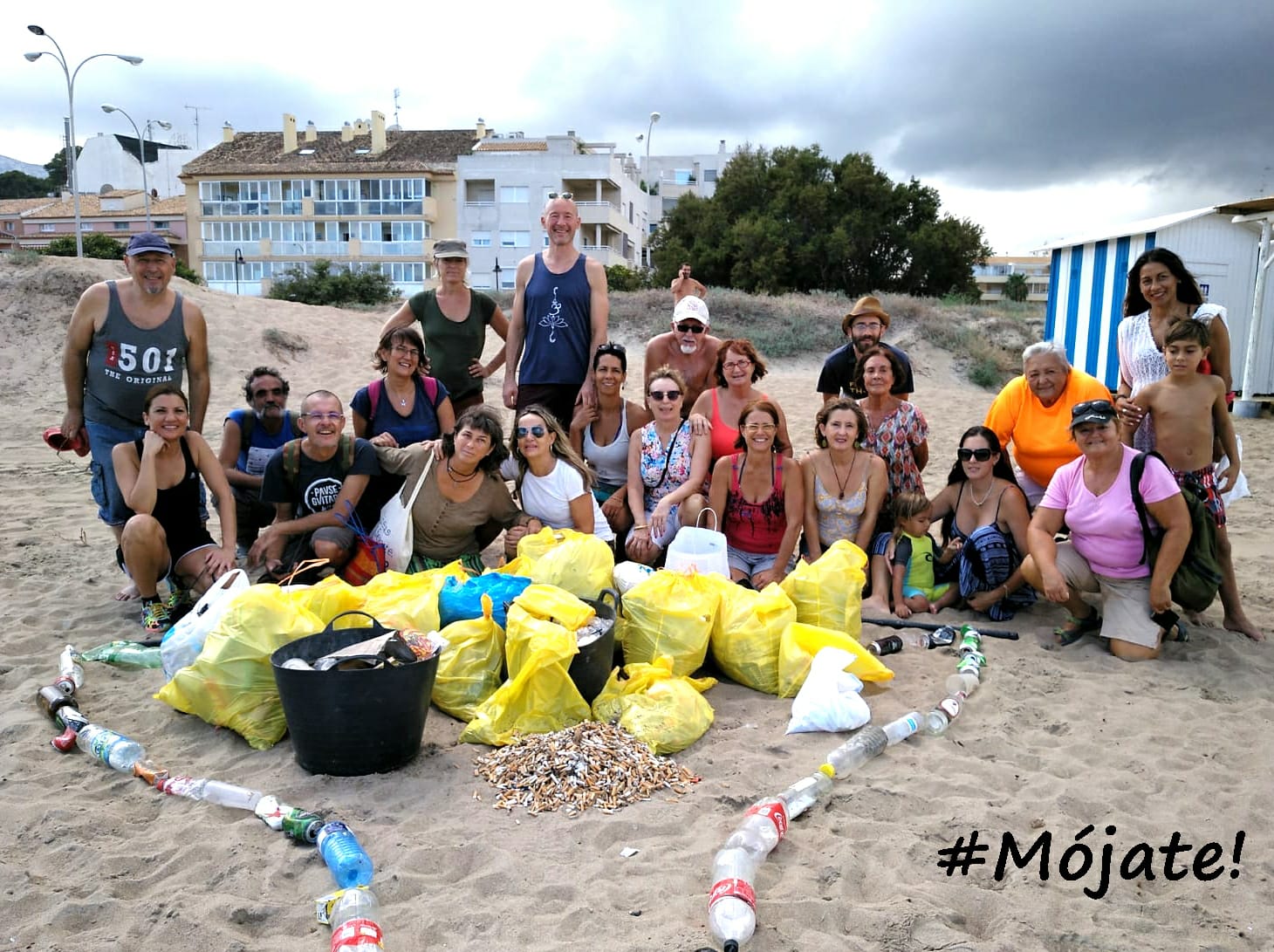 Voluntarios que limpiaron la playa de Dénia