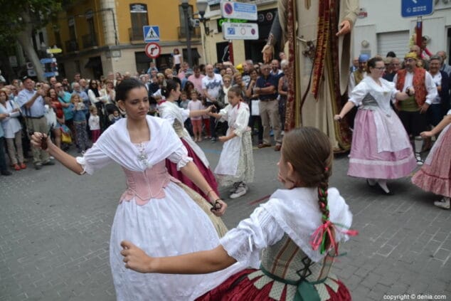 Dianium Dansa reivindica un lugar para guardar los gigantes 'Tirant i Carmesina' en el casco urbano 13 11 dianium dansa 9 doctubre bailes en la glorieta
